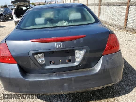 2007 Honda Accord LX z VIN 1HGCM56427A167510, wystawiony jako Copart lot #80332435 z przebiegiem 157 756 mil mil oraz Czysty tytuł • Clean title. Historia ofert i sprzedaży dostępna na DreamBid. Obrazek 6.