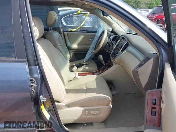 2004 Toyota Highlander with VIN JTEDP21A640042979, listed as a IAAI auction lot 42290541 with 298,583 mi miles and . Bid and sale history available at DreamBid. Image 5.