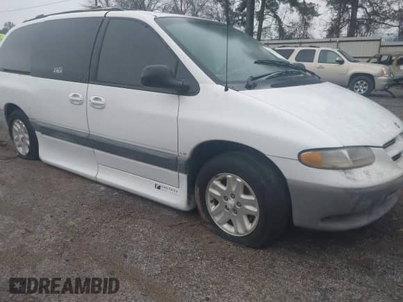 1997 Dodge Grand Caravan with VIN 1B4GP54R5VB335635, listed as a IAAI auction lot 41433559 with Not provided miles and . Bid and sale history available at DreamBid. Image 1.