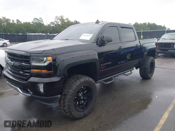 2018 Chevrolet Silverado 1500 LT z VIN 3GCUKREC6JG242601, wystawiony jako IAAI lot #43322873 z przebiegiem 84 104 mil mil oraz . Historia ofert i sprzedaży dostępna na DreamBid. Obrazek 2.