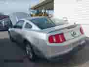 2010 Ford Mustang V6 z VIN 1ZVBP8AN5A5123453, wystawiony jako IAAI lot #41616265 z przebiegiem 232 794 mil mil oraz . Historia ofert i sprzedaży dostępna na DreamBid. Obrazek 3.