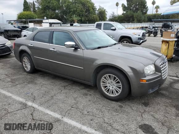 2010 Chrysler 300 Touring с VIN 2C3CA5CV9AH190252, выставлен на аукционе Copart как лот 84009125 с пробегом 135 849 миль миль и Списание • Salvage title. История ставок и продаж доступна на DreamBid. Изображение 4.
