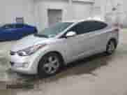 2013 Hyundai Elantra GLS z VIN KMHDH4AE2DU797387, wystawiony jako Copart lot #57596315 z przebiegiem 113 144 mil mil oraz Czysty tytuł • Clean title. Historia ofert i sprzedaży dostępna na DreamBid. Obrazek 1.