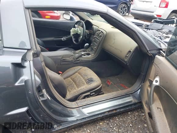 2010 Chevrolet Corvette Z16 Grand Sport 3LT z VIN 1G1YW2DW9A5102907, wystawiony jako IAAI lot #42054489 z przebiegiem 44 569 mil mil oraz . Historia ofert i sprzedaży dostępna na DreamBid. Obrazek 5.