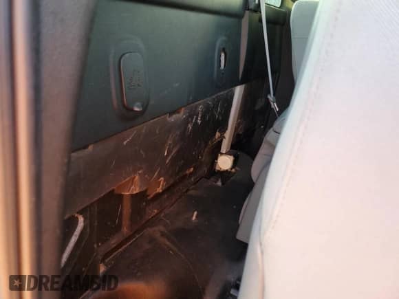 2014 Chevrolet Silverado 1500 Work Truck z VIN 1GCNCPEH8EZ226861, wystawiony jako Copart lot #70095275 z przebiegiem 150 669 mil mil oraz Szkoda całkowita • Salvage title. Historia ofert i sprzedaży dostępna na DreamBid. Obrazek 10.