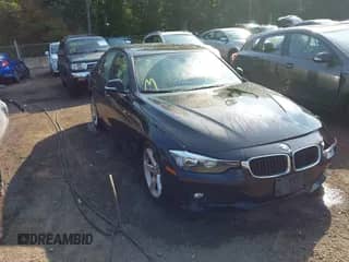 2013 BMW 3 Series 320i xDrive z VIN WBA3C3C53DF979221, wystawiony jako IAAI lot #42577544 z przebiegiem 97 135 mil mil oraz . Historia ofert i sprzedaży dostępna na DreamBid. Obrazek 1.