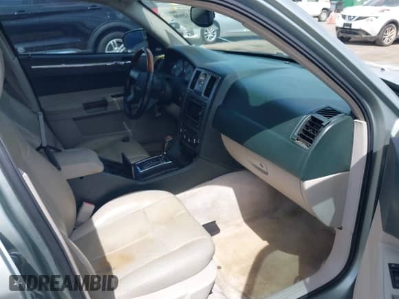 2005 Chrysler 300 Touring с VIN 2C3AA53GX5H512654, выставлен на аукционе IAAI как лот 43112900 с пробегом 227 996 миль миль и . История ставок и продаж доступна на DreamBid. Изображение 5.