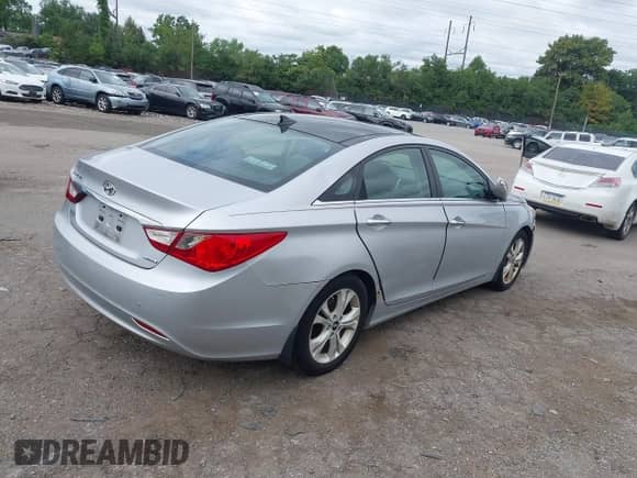 2012 Hyundai Sonata SE z VIN 5NPEC4AC7CH395590, wystawiony jako IAAI lot #43061873 z przebiegiem 135 682 mil mil oraz . Historia ofert i sprzedaży dostępna na DreamBid. Obrazek 4.