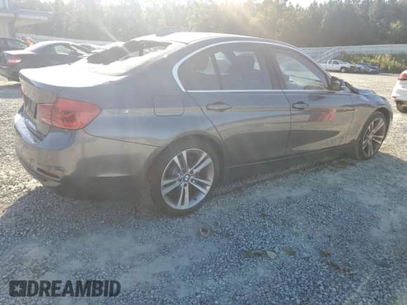 2018 BMW 3 Series 330i z VIN WBA8B9G52JNU97489, wystawiony jako Copart lot #84949435 z przebiegiem 75 924 mil mil oraz Szkoda całkowita • Salvage title. Historia ofert i sprzedaży dostępna na DreamBid. Obrazek 3.