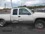 1998 Chevrolet Silverado 2500 z VIN 1GCGK29J9WE232656, wystawiony jako IAAI lot #43377388 z przebiegiem 201 761 mil mil oraz . Historia ofert i sprzedaży dostępna na DreamBid. Obrazek 13.