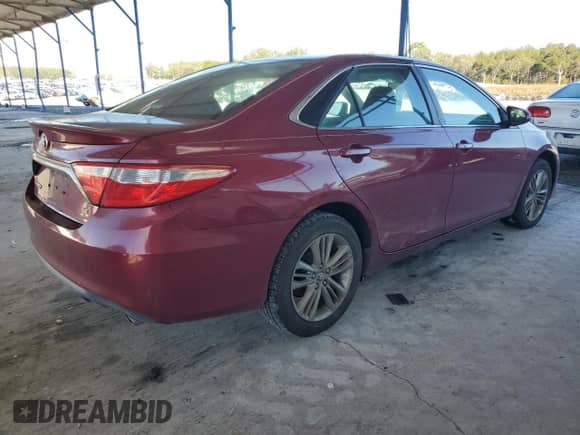 2017 Toyota Camry XLE z VIN 4T1BF1FK0HU720131, wystawiony jako Copart lot #82687105 z przebiegiem 136 438 mil mil oraz Czysty tytuł • Clean title. Historia ofert i sprzedaży dostępna na DreamBid. Obrazek 3.