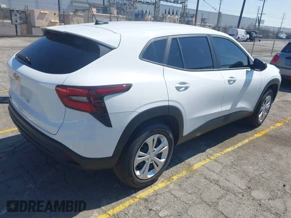 2025 Chevrolet Trax LS z VIN KL77LFEPXSC223210, wystawiony jako IAAI lot #42852006 z przebiegiem 21 384 mil mil oraz . Historia ofert i sprzedaży dostępna na DreamBid. Obrazek 4.