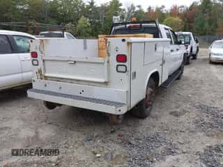 2017 Chevrolet Silverado 3500HD z VIN 1GB2KYEGXHZ297250, wystawiony jako IAAI lot #43264239 z przebiegiem 228 188 mil mil oraz . Historia ofert i sprzedaży dostępna na DreamBid. Obrazek 4.