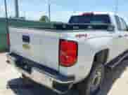 2015 Chevrolet Silverado 2500HD Work Truck z VIN 1GC2KUEG0FZ536905, wystawiony jako IAAI lot #42828973 z przebiegiem 311 106 mil mil oraz . Historia ofert i sprzedaży dostępna na DreamBid. Obrazek 6.