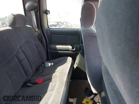 2002 Chevrolet Silverado 2500HD LT с VIN 1GCHK29112E303783, выставлен на аукционе IAAI как лот 42798214 с пробегом Не указан миль и . История ставок и продаж доступна на DreamBid. Изображение 8.