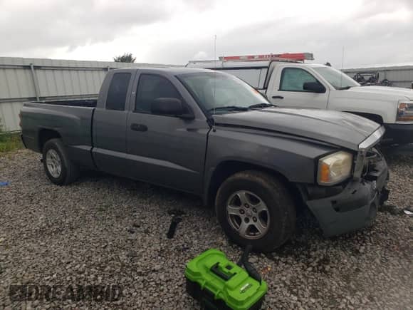 2005 Dodge Dakota SLT z VIN 1D7HE42N65S160583, wystawiony jako Copart lot #61182565 z przebiegiem 277 936 mil mil oraz Szkoda całkowita • Salvage title. Historia ofert i sprzedaży dostępna na DreamBid. Obrazek 4.