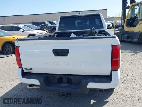 2024 Toyota Tacoma SR5 с VIN 3TYLB5JN4RT009863, выставлен на аукционе IAAI как лот 41610115 с пробегом 8 355 миль миль и . История ставок и продаж доступна на DreamBid. Изображение 17.