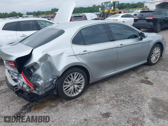 2020 Toyota Camry Hybrid XLE z VIN 4T1F31AK0LU519386, wystawiony jako IAAI lot #43175906 z przebiegiem 33 991 mil mil oraz . Historia ofert i sprzedaży dostępna na DreamBid. Obrazek 4.