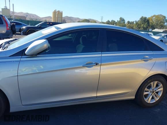 2013 Hyundai Sonata GLS z VIN 5NPEB4AC3DH681294, wystawiony jako IAAI lot #43496334 z przebiegiem 103 263 mil mil oraz . Historia ofert i sprzedaży dostępna na DreamBid. Obrazek 14.