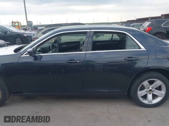 2018 Chrysler 300 Touring L с VIN 2C3CCAAG1JH279305, выставлен на аукционе IAAI как лот 43048635 с пробегом 116 962 миль миль и . История ставок и продаж доступна на DreamBid. Изображение 14.