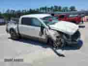 2018 Ram 1500 Longhorn z VIN 1C6RR7PM1JS225460, wystawiony jako Copart lot #57751845 z przebiegiem 77 778 mil mil oraz Szkoda całkowita • Salvage title. Historia ofert i sprzedaży dostępna na DreamBid. Obrazek 4.