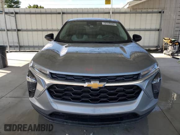 2025 Chevrolet Trax LS с VIN KL77LFEP9SC206432, выставлен на аукционе Copart как лот 69064225 с пробегом 22 995 миль миль и Чистый • Clean title. История ставок и продаж доступна на DreamBid. Изображение 5.