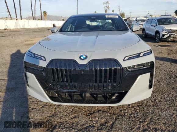 2024 BMW 7 Series 760i xDrive с VIN WBA33EJ03RCP85199, выставлен на аукционе Copart как лот 42009365 с пробегом 700 миль миль и Списание • Salvage title. История ставок и продаж доступна на DreamBid. Изображение 5.