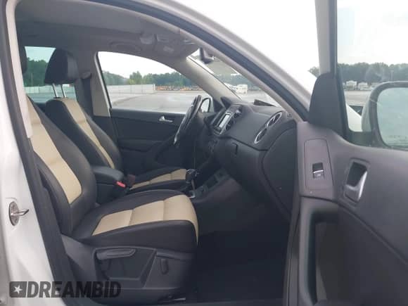 2017 Volkswagen Tiguan Wolfsburg Edition с VIN WVGSV7AX3HK015991, выставлен на аукционе IAAI как лот 42618900 с пробегом 74 173 миль миль и . История ставок и продаж доступна на DreamBid. Изображение 5.