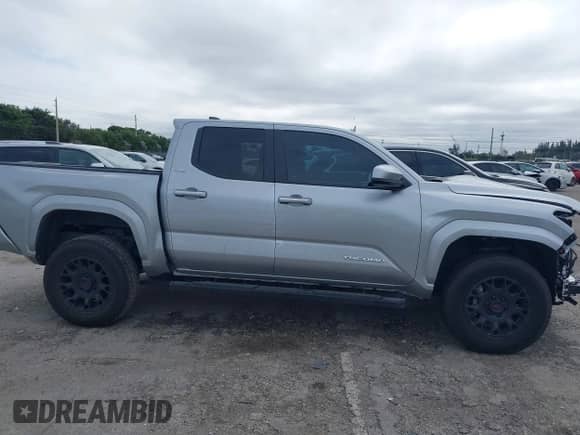 2024 Toyota Tacoma SR5 z VIN 3TMKB5FN0RM013747, wystawiony jako IAAI lot #41411768 z przebiegiem 7 906 mil mil oraz . Historia ofert i sprzedaży dostępna na DreamBid. Obrazek 13.