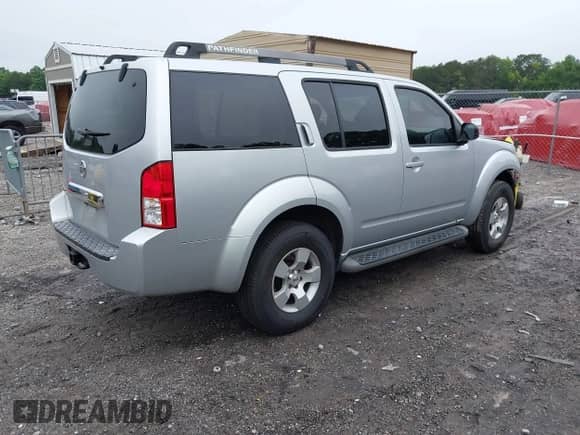 2007 Nissan Pathfinder S z VIN 5N1AR18U07C633724, wystawiony jako IAAI lot #42355262 z przebiegiem 108 829 mil mil oraz . Historia ofert i sprzedaży dostępna na DreamBid. Obrazek 4.