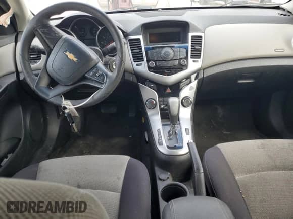 2015 Chevrolet Cruze LS z VIN 1G1PA5SH1F7212524, wystawiony jako Copart lot #81826355 z przebiegiem 174 378 mil mil oraz Szkoda całkowita • Salvage title. Historia ofert i sprzedaży dostępna na DreamBid. Obrazek 8.