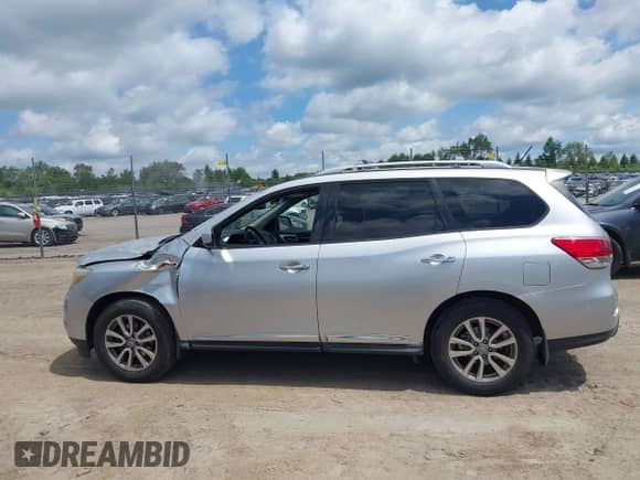 2014 Nissan Pathfinder S z VIN 5N1AR2MM9EC650952, wystawiony jako IAAI lot #42620154 z przebiegiem 174 690 mil mil oraz . Historia ofert i sprzedaży dostępna na DreamBid. Obrazek 14.