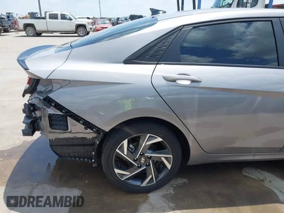 2025 Hyundai Elantra SEL Sport z VIN KMHLM4DG3SU976667, wystawiony jako IAAI lot #43045130 z przebiegiem 1 440 mil mil oraz . Historia ofert i sprzedaży dostępna na DreamBid. Obrazek 19.