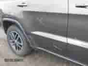 2017 Jeep Grand Cherokee Trailhawk z VIN 1C4RJFLG1HC738688, wystawiony jako IAAI lot #43154104 z przebiegiem 99 382 mil mil oraz . Historia ofert i sprzedaży dostępna na DreamBid. Obrazek 19.