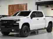 2020 Chevrolet Silverado 1500 LT Trail Boss z VIN 1GCPYFED4LZ363794, wystawiony jako Copart lot #84549665 z przebiegiem 26 773 mil mil oraz Czysty tytuł • Clean title. Historia ofert i sprzedaży dostępna na DreamBid. Obrazek 1.
