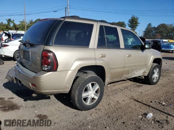 2007 Chevrolet TrailBlazer LT with VIN 1GNDT13S672152043, listed as a Copart auction lot 82368235 with 177,612 mi miles and Salvage title. Bid and sale history available at DreamBid. Image 3.