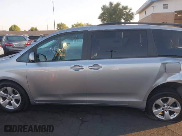 2017 Toyota Sienna LE Auto Access Seat с VIN 5TDKZ3DC2HS856414, выставлен на аукционе IAAI как лот 42640519 с пробегом 142 416 миль миль и . История ставок и продаж доступна на DreamBid. Изображение 15.