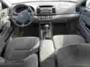 2005 Toyota Camry LE z VIN 4T1BE30K55U535592, wystawiony jako Copart lot #54072825 z przebiegiem 200 666 mil mil oraz Czysty tytuł • Clean title. Historia ofert i sprzedaży dostępna na DreamBid. Obrazek 8.