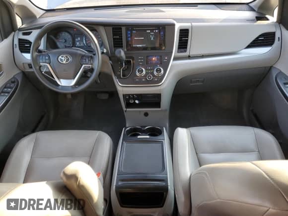 2015 Toyota Sienna LE z VIN 5TDJK3DC1FS106712, wystawiony jako Copart lot #70705045 z przebiegiem 270 747 mil mil oraz Szkoda całkowita • Salvage title. Historia ofert i sprzedaży dostępna na DreamBid. Obrazek 8.