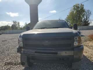 2011 Chevrolet Silverado 1500 LS z VIN 1GCRKREA4BZ437926, wystawiony jako Copart lot #84583095 z przebiegiem 174 033 mil mil oraz Czysty tytuł • Clean title. Historia ofert i sprzedaży dostępna na DreamBid. Obrazek 5.