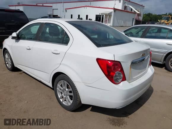 2012 Chevrolet Sonic LT z VIN 1G1JD5SH7C4120781, wystawiony jako IAAI lot #42956764 z przebiegiem 194 219 mil mil oraz . Historia ofert i sprzedaży dostępna na DreamBid. Obrazek 3.