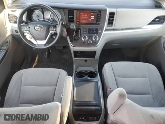 2018 Toyota Sienna LE z VIN 5TDJZ3DC3JS203625, wystawiony jako Copart lot #61287235 z przebiegiem 98 183 mil mil oraz Szkoda całkowita • Salvage title. Historia ofert i sprzedaży dostępna na DreamBid. Obrazek 8.