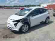 2023 Chevrolet Bolt EV 1LT z VIN 1G1FW6S06P4109972, wystawiony jako IAAI lot #43299280 z przebiegiem 41 780 mil mil oraz . Historia ofert i sprzedaży dostępna na DreamBid. Obrazek 2.