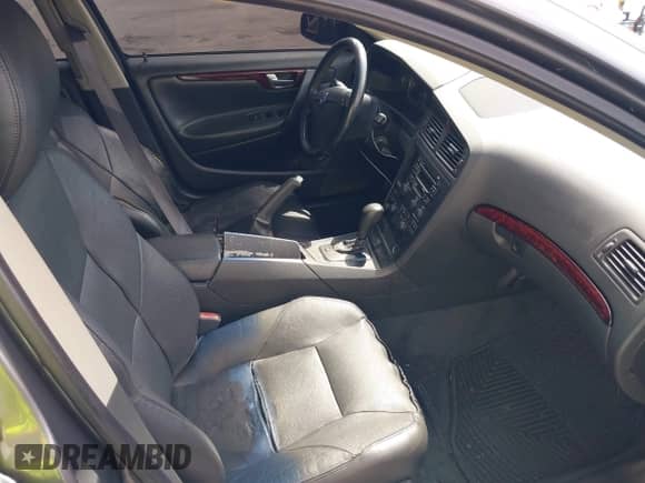 2004 Volvo S60 с VIN YV1RS59V942317275, выставлен на аукционе IAAI как лот 42706842 с пробегом 191 688 миль миль и . История ставок и продаж доступна на DreamBid. Изображение 5.