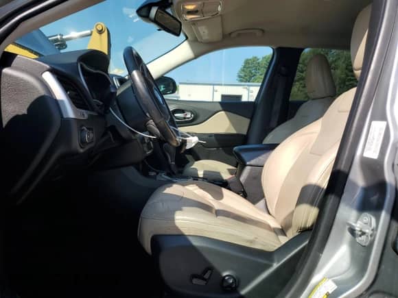 2016 Jeep Cherokee Latitude with VIN 1C4PJMCB2GW100138, listed as a Copart auction lot 64548445 with 211,628 mi miles and Salvage title. Bid and sale history available at DreamBid. Image 7.