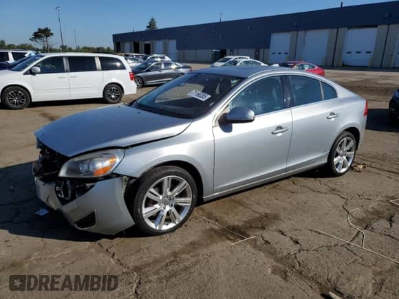 2013 Volvo S60 T6 R-Design Platinum с VIN YV1902FH4D2177249, выставлен на аукционе Copart как лот 71166385 с пробегом 149 002 миль миль и Чистый • Clean title. История ставок и продаж доступна на DreamBid. Изображение 1.