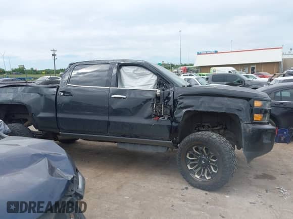 2018 Chevrolet Silverado 2500HD LTZ z VIN 1GC1KWEY1JF196965, wystawiony jako IAAI lot #42261887 z przebiegiem 46 460 mil mil oraz . Historia ofert i sprzedaży dostępna na DreamBid. Obrazek 14.
