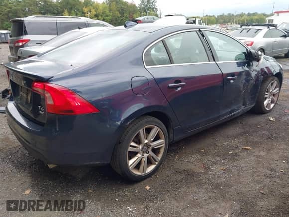 2013 Volvo S60 T6 R-Design Platinum с VIN YV1902FH8D1216575, выставлен на аукционе IAAI как лот 43233003 с пробегом 52 221 миль миль и . История ставок и продаж доступна на DreamBid. Изображение 4.