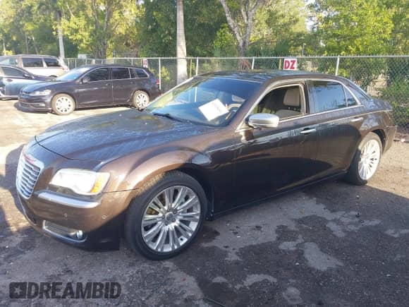 2012 Chrysler 300 C Luxury Series z VIN 2C3CCAPT3CH251755, wystawiony jako IAAI lot #41935653 z przebiegiem 62 397 mil mil oraz . Historia ofert i sprzedaży dostępna na DreamBid. Obrazek 2.