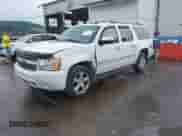 2009 Chevrolet Suburban LTZ z VIN 1GNFK36379R281088, wystawiony jako IAAI lot #42833740 z przebiegiem 220 921 mil mil oraz . Historia ofert i sprzedaży dostępna na DreamBid. Obrazek 2.